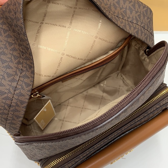 MICHAEL KORS BROWN SIGNATURE COLOR 
Maisie Medium Pebbled Leather 2in-1 BackpacK - Picture 13 of 16